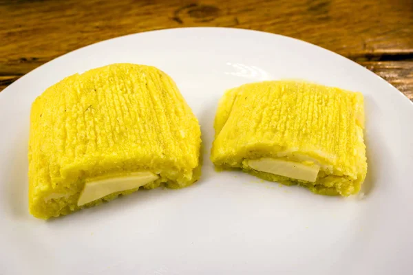 Pamonha, dulce brasileño hecho de queso casero con maíz. Abrir meando listo para el consumo. Concepto de dulce tradicional brasileño, comida típica de los meses de junio y julio . —  Fotos de Stock