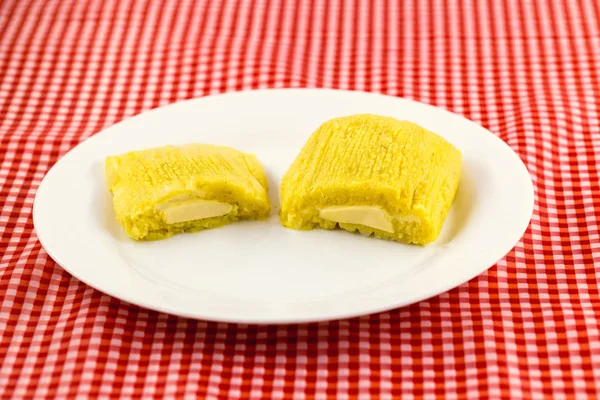 Pamonha, Brazilian sweet corn with cheese filling. Pamonha typical of Brazil, food of the state of minas gerais and goiais. Concept of traditional food. Brazilian food at rural parties in June and Jul — Stock Photo, Image
