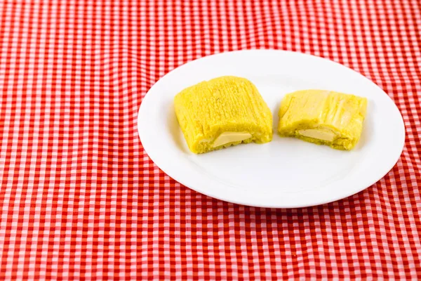 Pamonha, Brazilian sweet corn with cheese filling. Pamonha typical of Brazil, food of the state of minas gerais and goiais. Concept of traditional food. Brazilian food at rural parties in June and Jul — Stock Photo, Image