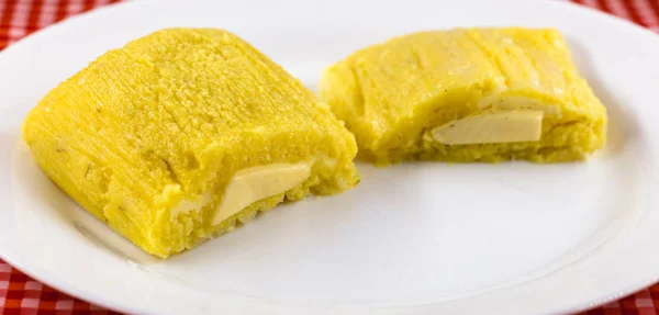 Pamonha, maíz dulce brasileño con relleno de queso. Pamonha típica de Brasil, comida del estado de minas gerais y goiais. Concepto de comida tradicional. Comida brasileña en fiestas rurales en junio y julio —  Fotos de Stock