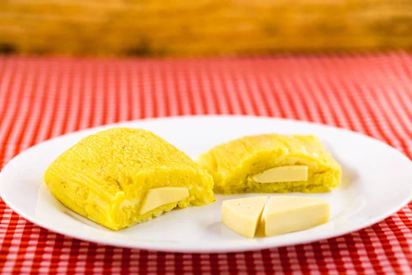 Pamonha, maíz dulce brasileño con relleno de queso. Pamonha típica de Brasil, comida del estado de minas gerais y goiais. Concepto de comida tradicional. Comida brasileña en fiestas rurales en junio y julio — Foto de Stock