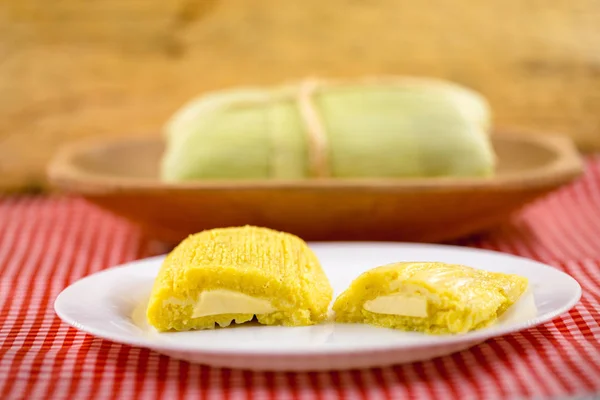 Pamonha, mais dolce brasiliano con ripieno di formaggio. Pamonha tipica del Brasile, cibo dello stato del minas gerais e goiais. Concetto di cibo tradizionale. Cibo brasiliano alle feste rurali in giugno e luglio — Foto Stock