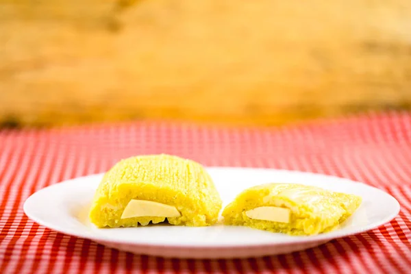 Pamonha, milho doce brasileiro com recheio de queijo. Pamonha típica do Brasil, comida do estado de minas gerais e goiais. Conceito de comida tradicional. Comida brasileira em festas rurais em junho e julho — Fotografia de Stock