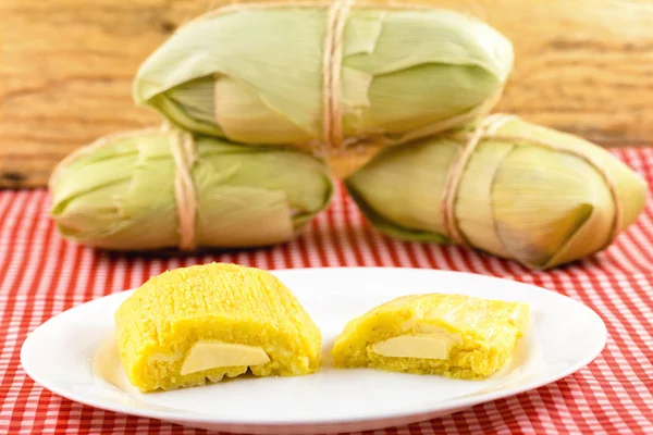 Pamonha, milho doce brasileiro com recheio de queijo. Pamonha típica do Brasil, comida do estado de minas gerais e goiais. Conceito de comida tradicional. Comida brasileira em festas rurais em junho e julho — Fotografia de Stock