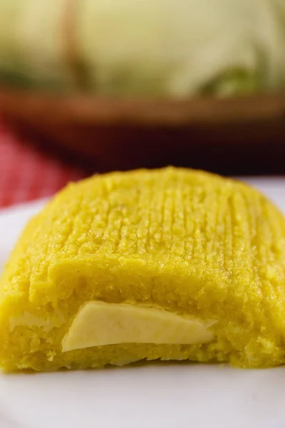 Pamonha, milho doce brasileiro com recheio de queijo. Pamonha típica do Brasil, comida do estado de minas gerais e goiais. Conceito de comida tradicional. Comida brasileira em festas rurais em junho e julho — Fotografia de Stock