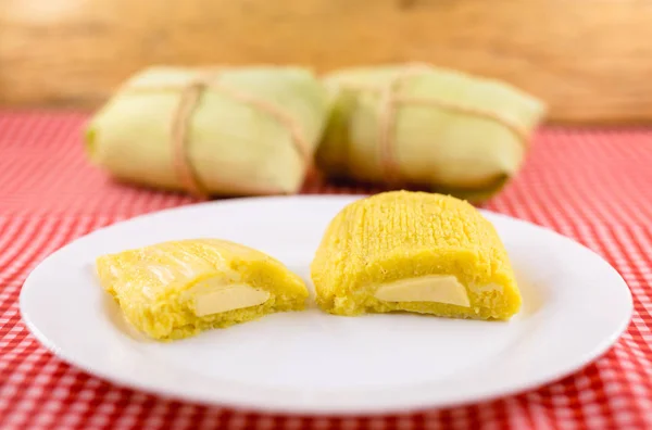 Pamonha, milho doce brasileiro com recheio de queijo. Pamonha típica do Brasil, comida do estado de minas gerais e goiais. Conceito de comida tradicional. Comida brasileira em festas rurais em junho e julho — Fotografia de Stock