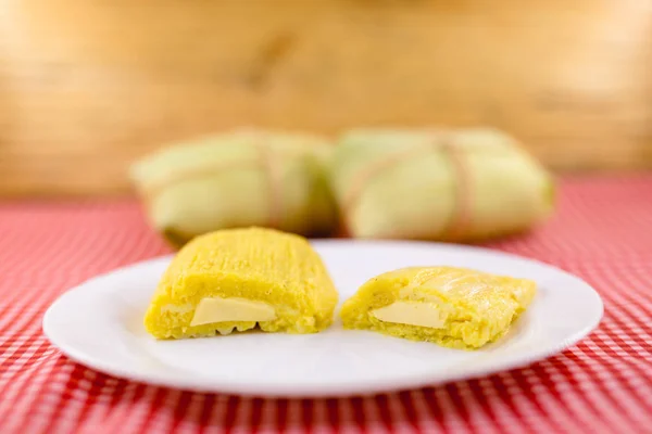 Pamonha, milho doce brasileiro com recheio de queijo. Pamonha típica do Brasil, comida do estado de minas gerais e goiais. Conceito de comida tradicional. Comida brasileira em festas rurais em junho e julho — Fotografia de Stock