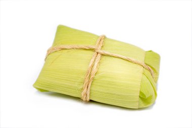 Beyaz arka plan brezilyalı pamonha, Brezilya kırsal şehirlerin tipik tatlı. Saman içinde servis peyniri ile tatlı mısır. Minas Gerais ve Goiais eyaletlerinde yapılan kırsal tatlılar.