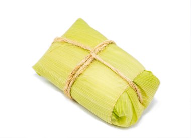 Beyaz arka plan brezilyalı pamonha, Brezilya kırsal şehirlerin tipik tatlı. Saman içinde servis peyniri ile tatlı mısır. Minas Gerais ve Goiais eyaletlerinde yapılan kırsal tatlılar.