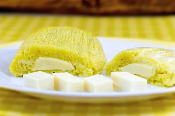 Pamonha Corn. Sweet Brazilian cheese with creamy and boiled corn. Typical sweet of Brazil in rural festivals, made in the state of minas gerais and goiais. — Stock Photo, Image