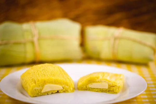 Pamonha, dulce brasileño hecho de queso casero con maíz. Abrir meando listo para el consumo. Concepto de dulce tradicional brasileño, comida típica de los meses de junio y julio . —  Fotos de Stock