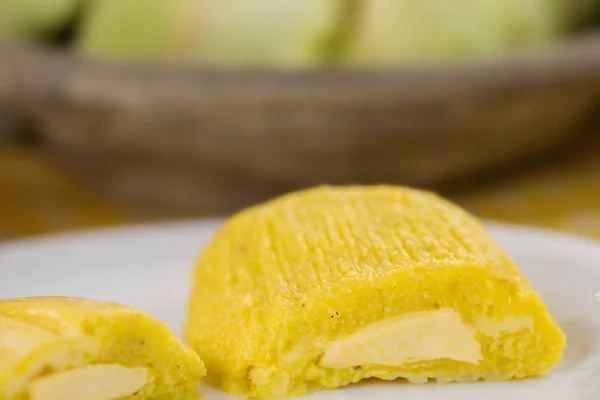 Pamonha, Brazilian sweet made from homemade cheese with corn. Open pissing ready for consumption. Concept of traditional Brazilian sweet, typical food of the months of June and July. — Stock Photo, Image