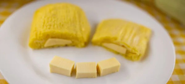 Pamonha Corn. Sweet Brazilian cheese with creamy and boiled corn. Typical sweet of Brazil in rural festivals, made in the state of minas gerais and goiais. — Stock Photo, Image