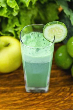 Yeşil detoks suyu, sebze ve rejim için meyve, brezilya sebze sağlıklı yaşam, diyet kavramı.