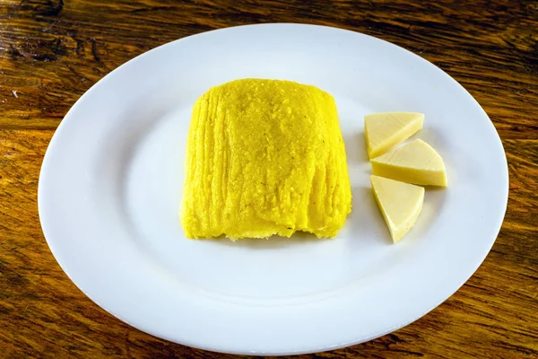 Pamonha, maíz dulce brasileño con relleno de queso. Pamonha típica de Brasil, comida del estado de minas gerais y goiais. Concepto de comida tradicional. Comida brasileña en fiestas rurales en junio y julio — Foto de Stock