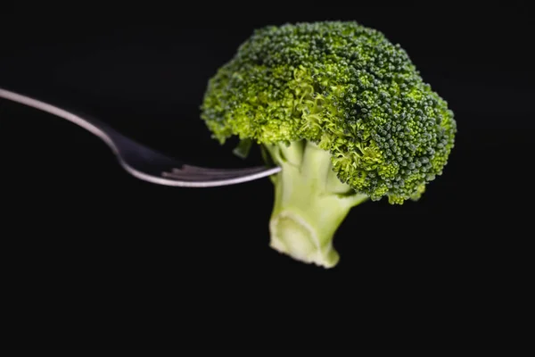 Broccoli su una forchetta d'argento. Concetto e concetto di dieta, perdita di peso, alimentazione sana . — Foto Stock