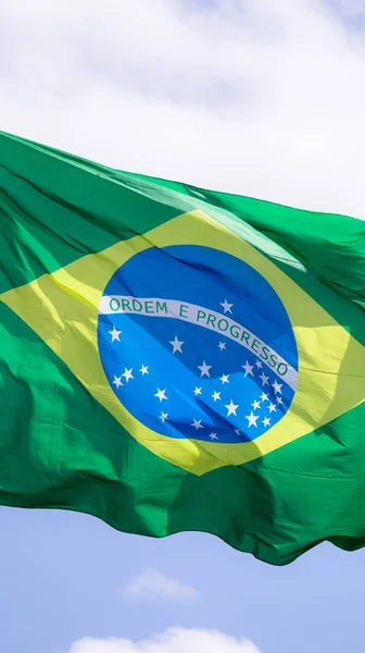 Brasil bandera nacional tela ondeando en la parte superior, cielo azul brasileño, concepto de patriotismo . — Foto de Stock