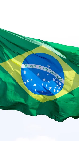 Brasil bandera nacional tela ondeando en la parte superior, cielo azul brasileño, concepto de patriotismo . — Foto de Stock