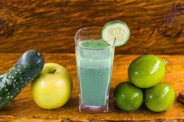 Yeşil Detoks Suyu, karnabahar, marul, limon, yeşil elma, salatalık ve çeşitli sebzelerden yapılır. Sağlıklı yaşam tarzı kavramı. Brezilya suyu.