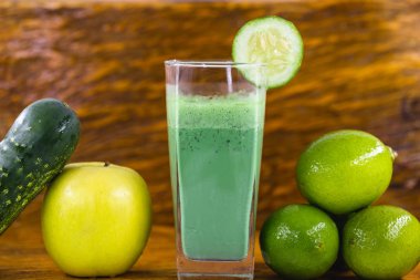 detoks suyu karaciğer temizliği lehine bileşenleri olan bir içecek, vücudumuzun aşırı toksinlerin ortadan kaldırılması nı artırmak. Sağlıklı gıda ve diyet kavramı. Grren suyu.