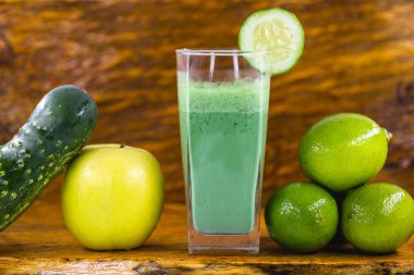 detoks suyu karaciğer temizliği lehine bileşenleri olan bir içecek, vücudumuzun aşırı toksinlerin ortadan kaldırılması nı artırmak. Sağlıklı gıda ve diyet kavramı. Grren suyu.