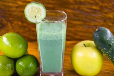 Yeşil Detoks Suyu, karnabahar, marul, limon, yeşil elma, salatalık ve çeşitli sebzelerden yapılır. Sağlıklı yaşam tarzı kavramı. Brezilya suyu.