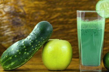 Koyu ahşap arka plan üzerinde yeşil yüzlü. Sağlıklı smoothie bitkisel kokteyl. Yeşil meyve ve sebzeler. Sağlıklı gıda ve diyet konsepti.