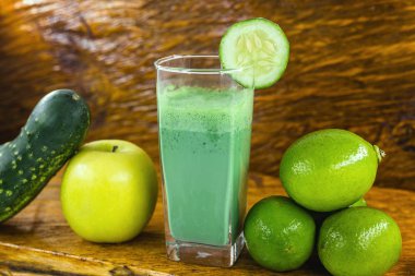 Yeşil meyve suyu Detoks, yeşil sağlık smoothie ile kavanoz, lahana yaprakları, kireç, elma, marul. Kopya alanı Ham, vegan, vejetaryen, alkali gıda kavramı. Sağlıklı yaşam.