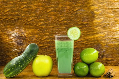 Yeşil meyve suyu Detoks, yeşil sağlık smoothie ile kavanoz, lahana yaprakları, kireç, elma, marul. Kopya alanı Ham, vegan, vejetaryen, alkali gıda kavramı. Sağlıklı yaşam.