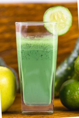 Taze yeşil meyve suyu, Brezilya detoks suyu. Sağlıklı gıda ve diyet konsepti.