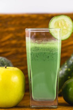 Taze yeşil meyve suyu, Brezilya detoks suyu. Sağlıklı gıda ve diyet konsepti.