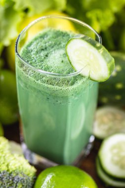 Ahşap masada malzemelerle yeşil smoothie, sağlıklı gıda kavramı. Diyet veya rejim kavramı.