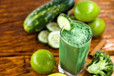 Taze yeşil meyve suyu, Brezilya detoks suyu. karaciğer temizliği lehine bileşenleri vardır içki, vücudumuzaşırı toksinlerin ortadan kaldırılması artırılması. Diyet veya rejim kavramı.