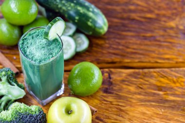 Taze yeşil meyve suyu, detoks viterra, Brezilya sebze suyu ve yeşil meyveler. Karaciğer temizliği lehine bileşenleri vardır İçecek. Diyet veya rejim kavramı. Metin, afiş için alan.