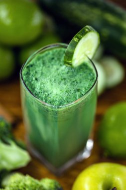 Taze yeşil meyve suyu, Brezilya detoks suyu. karaciğer temizliği lehine bileşenleri vardır içki, ahşap tablo, sağlıklı gıda kavramı üzerinde malzemelerle Yeşil yüzlü. Diyet veya rejim kavramı.