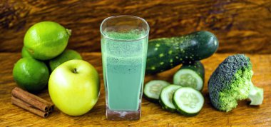 Taze yeşil meyve suyu, Brezilya detoks suyu. karaciğer temizliği lehine bileşenleri vardır içki, vücudumuzaşırı toksinlerin ortadan kaldırılması artırılması. Diyet veya rejim kavramı.