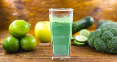 Yeşil detoks suyu, lahana yaprakları, limon, elma, marul, salatalık, limon ve diğer yeşil sebzeler. Kopya alanı. Vejetaryen suyu, alkali gıda konsepti. Sağlıklı bir hayat. Kopya alanı Ham, vegan, vejetaryen.