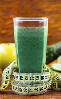 Smoothie ve ölçüm bandı. Detoks içecekler, meyve suyu yeşil, nane ve ölçüm. Detoks. Kopyalama alanı