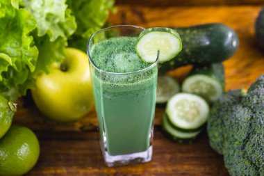 Taze yeşil meyve suyu, Brezilya detoks suyu. karaciğer temizliği lehine bileşenleri vardır içki, vücudumuzaşırı toksinlerin ortadan kaldırılması artırılması. Diyet veya rejim kavramı.