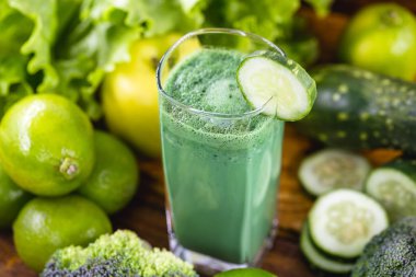 Ahşap masada malzemelerle yeşil smoothie, sağlıklı gıda kavramı. Diyet veya rejim kavramı.