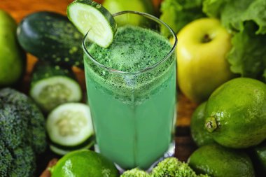 Ahşap masa, sağlıklı gıda conc üzerinde malzemelerle Yeşil smoothie