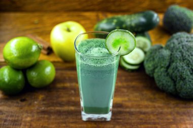 Yeşil detoks suyu, lahana yaprağı, limon, elma, marul, salatalık,