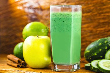 Taze yeşil meyve suyu, Brezilya detoks suyu. compone olan içki