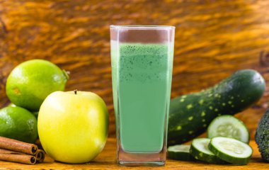 Taze yeşil meyve suyu, Brezilya detoks suyu. compone olan içki