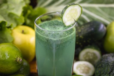 Taze yeşil meyve suyu, Brezilya detoks suyu. compone olan içki