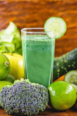 Ahşap masa, sağlıklı gıda conc üzerinde malzemelerle Yeşil smoothie