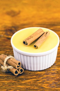 Tipik Brezilya tatlısı, mingua tatlısı, Brezilya curau denir. Haziran partisinin tipik tatlısı. Brezilya tatlı mısır, kopya alanı ile ahşap bir arka plan üzerinde mısır mus.