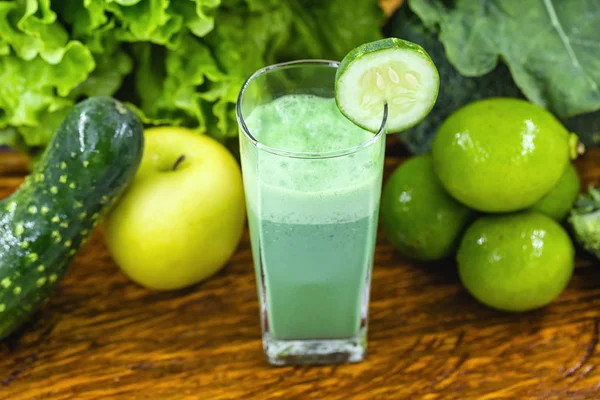 Зеленый сок Detox, сделанный из цветной капусты, летучей капусты, лемона, зеленого яблока, огурца и различных овощей. Понятие здорового образа жизни. Бразильский сок . — стоковое фото