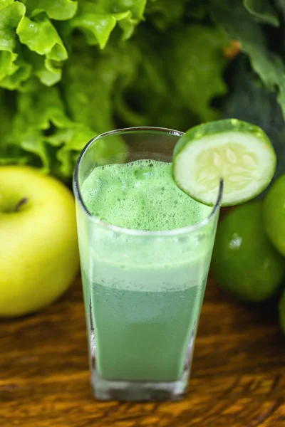 Zumo verde de desintoxicación, verduras y frutas para el régimen, verduras brasileñas vida sana, concepto de dieta . —  Fotos de Stock