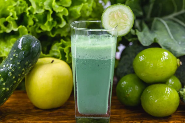 Detox juice is a drink that has components that favor liver cleansing, enhancing the elimination of toxins that overload our body. Healthy food and diet concept. Grren juice. — Stock Photo, Image